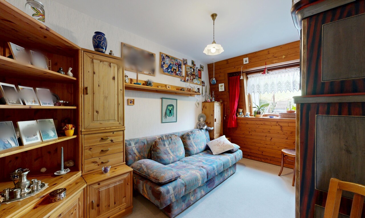 wohnzimmer mit holzwand, wood wall, inside property, natürliches licht, und natural light