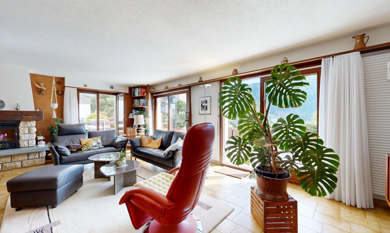 wohnzimmer mit inside property, natural light, und natürliches licht