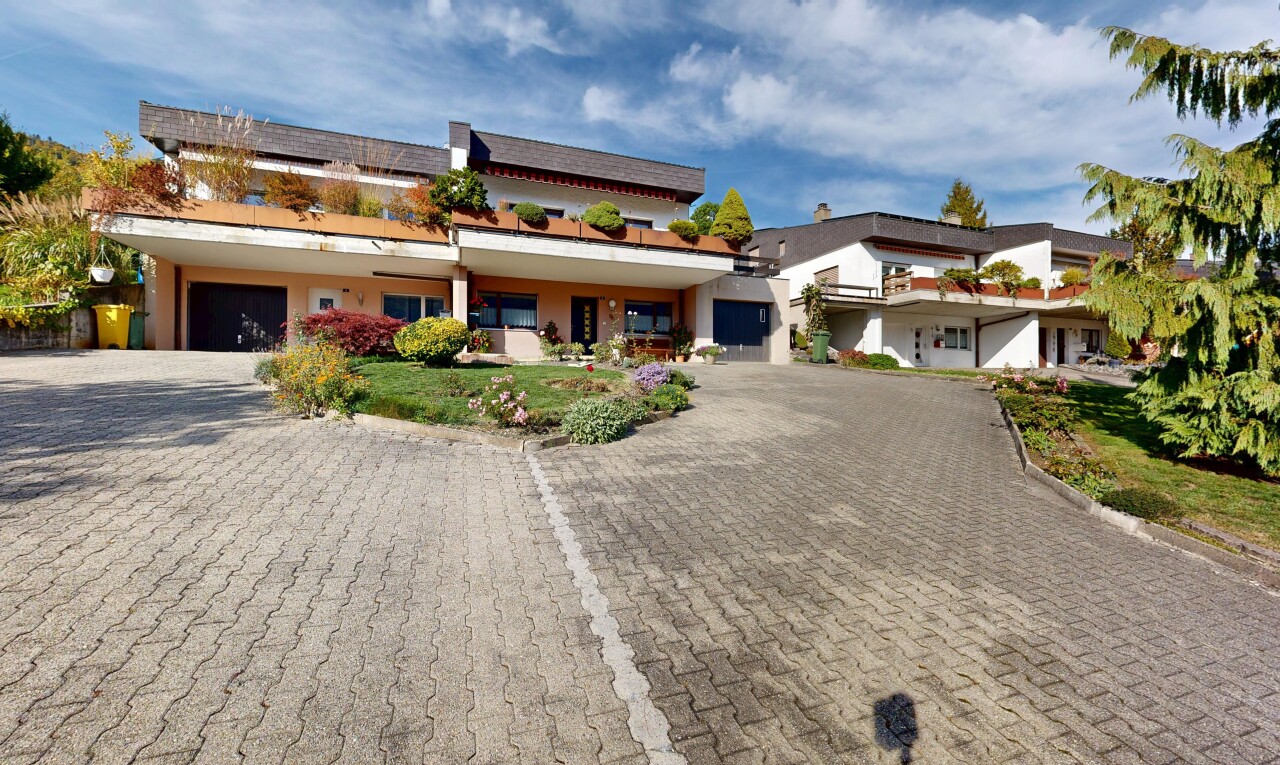 außenansicht mit day time, property visible, auffahrt, und stuckverkleidung