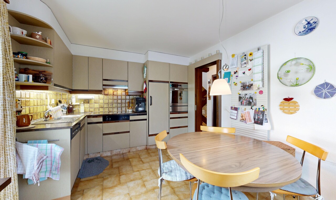 küche mit küchenrückwand beim herd, küchenrückwand beim Herd, inside property, ofen, und offene regale