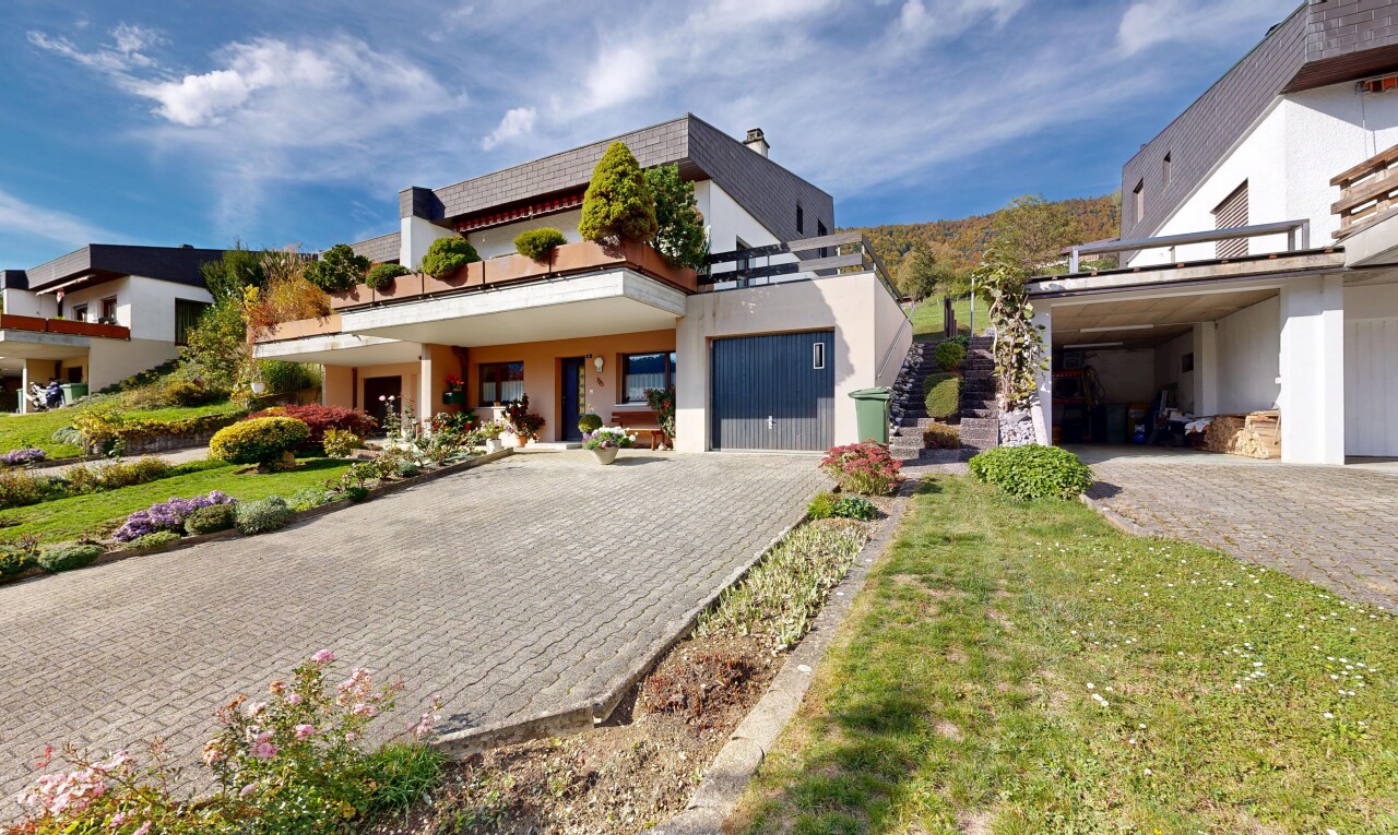 außenansicht mit day time, property visible, stuckverkleidung, auffahrt, und garage angeschlossen