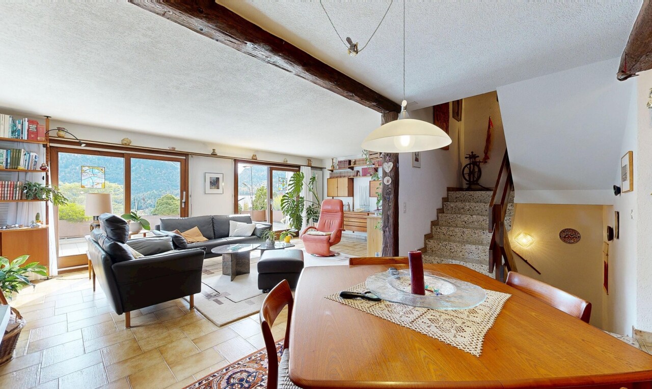wohn- / esszimmer mit beamed ceiling, balkendecke, textured ceiling, spritzputz decke, und natural light