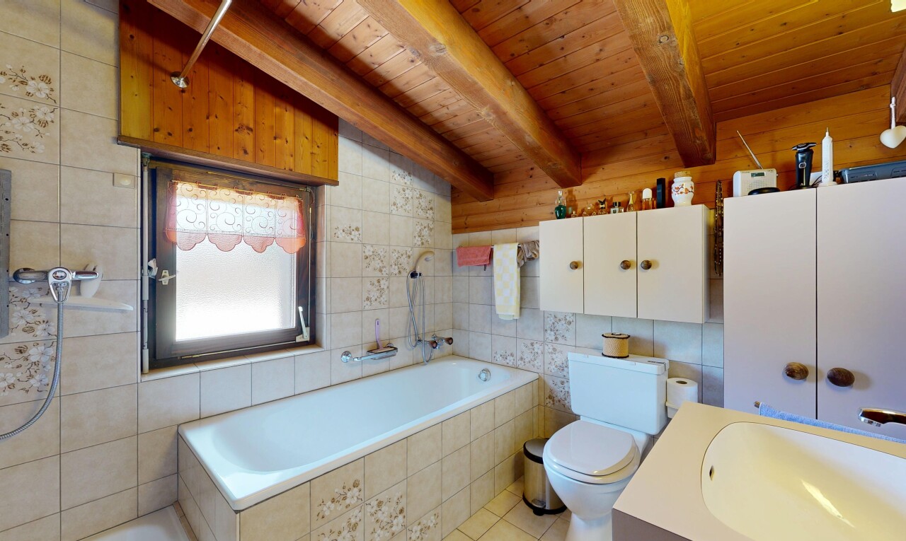 bad mit fliesenwand, tile wall, komplettes badezimmer, toilette, und inside property