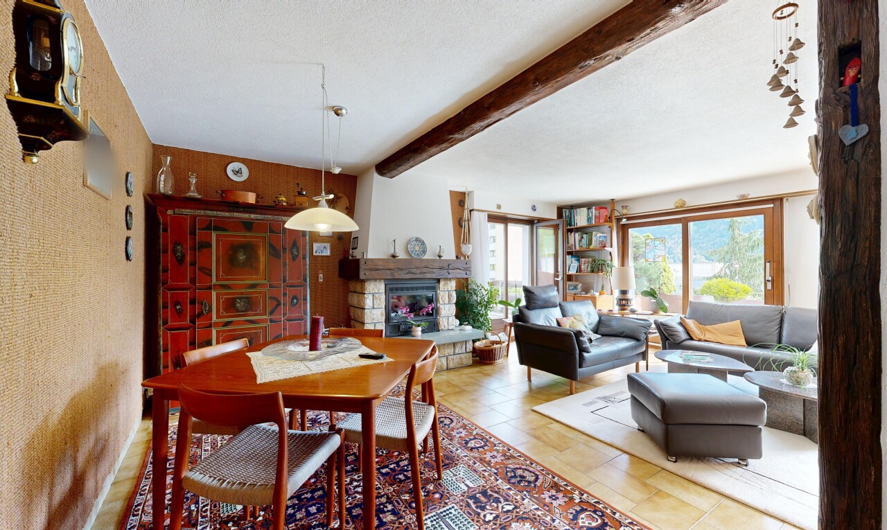wohn- / esszimmer mit kamin, inside property, beamed ceiling, balkendecke, und natural light