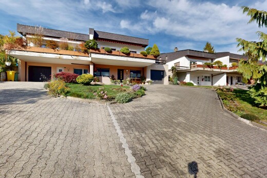 außenansicht mit day time, property visible, auffahrt, und stuckverkleidung