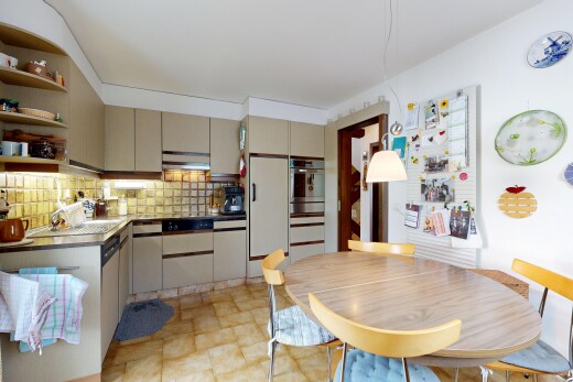 küche mit küchenrückwand beim herd, küchenrückwand beim Herd, inside property, ofen, und offene regale