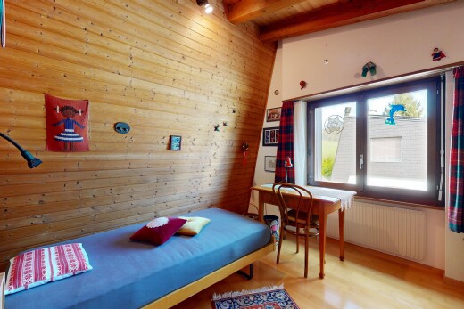 zimmer / schlafzimmer mit holzwand, wood wall, natürliches licht, natural light, und holzfußboden