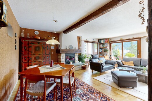 wohn- / esszimmer mit kamin, inside property, beamed ceiling, balkendecke, und natural light