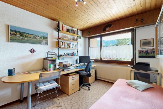 zimmer / schlafzimmer mit natürliches licht, natural light, inside property, teppich, und carpet