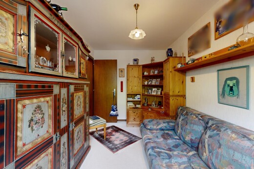 wohnzimmer mit inside property, drywall, gipskartonwand, carpet, und teppich