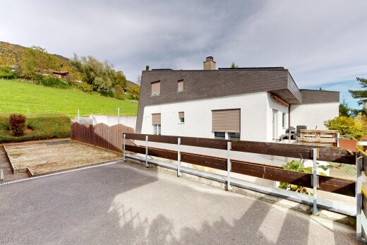 außenansicht mit zaun, property visible, stuckverkleidung, schornstein, und schindeldach