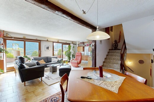 wohn- / esszimmer mit beamed ceiling, balkendecke, textured ceiling, spritzputz decke, und natural light