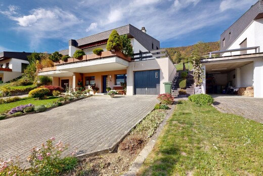 außenansicht mit day time, property visible, stuckverkleidung, auffahrt, und garage angeschlossen