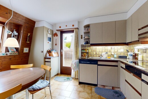 küche mit wood wall, holzwand, natural light, natürliches licht, und geschirrspülmaschine