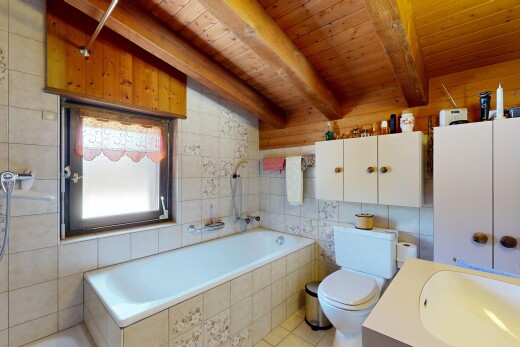 bad mit fliesenwand, tile wall, komplettes badezimmer, toilette, und inside property