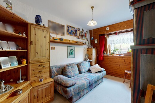 wohnzimmer mit holzwand, wood wall, inside property, natürliches licht, und natural light