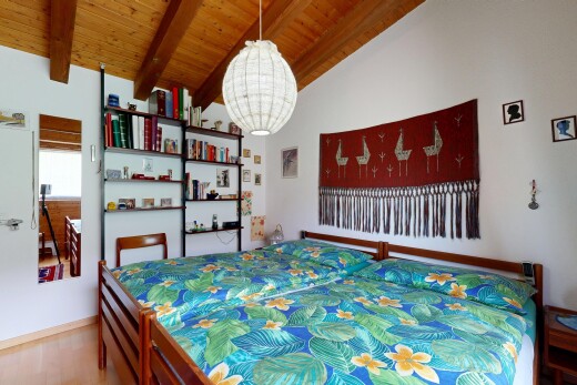 zimmer / schlafzimmer mit drywall, gipskartonwand, wood finish floor, holzfußboden, und inside property