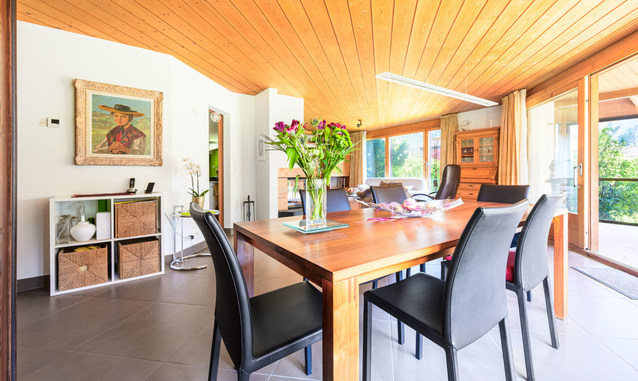 esszimmer mit holzdecke, wood ceiling, natürliches licht, natural light, und inside property
