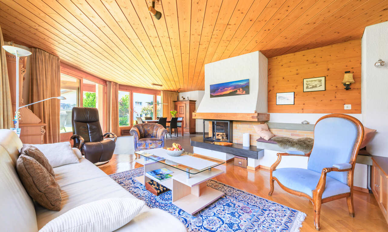 wohnzimmer mit wood ceiling, holzdecke, natural light, natürliches licht, und inside property