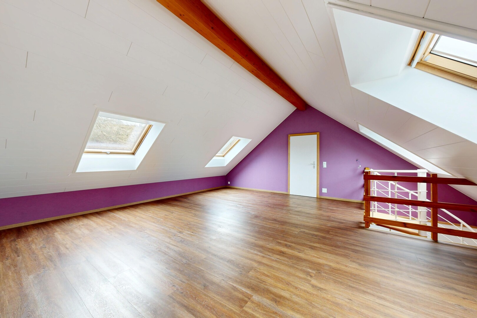 leerer raum mit dachfenster, beamed ceiling, balkendecke, wood finish floor, und holzfußboden
