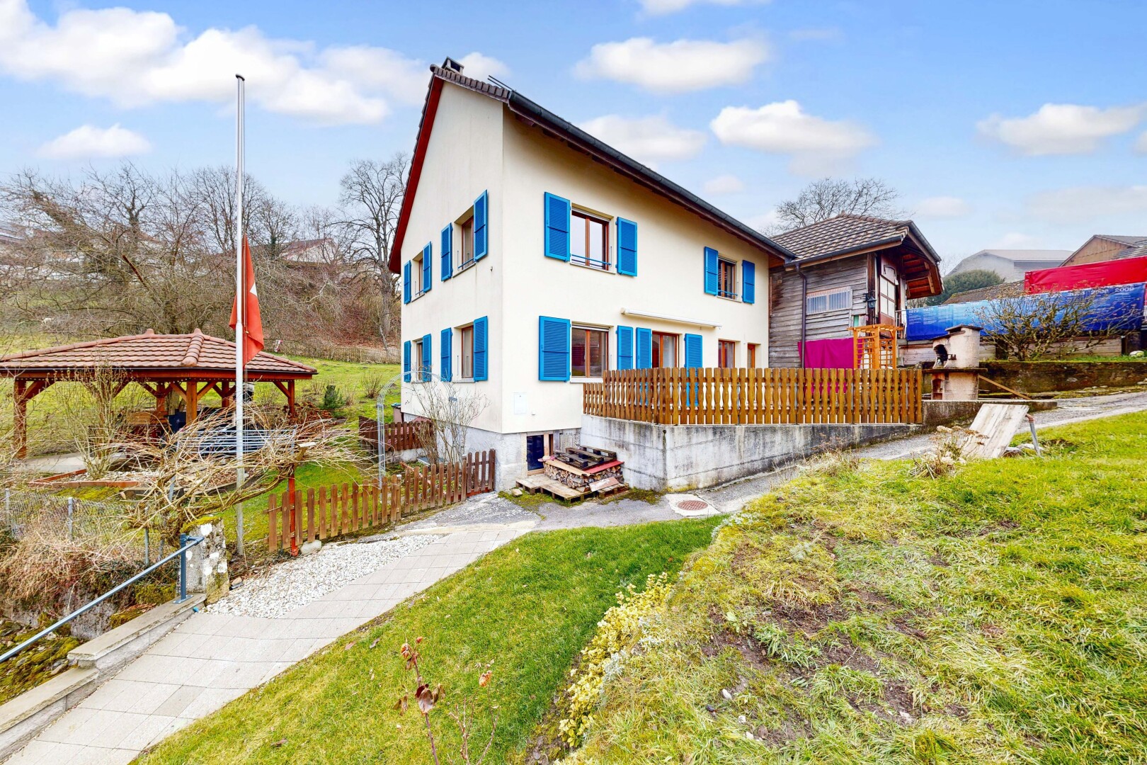außenansicht mit property visible, stuckverkleidung, pavillon, und day time