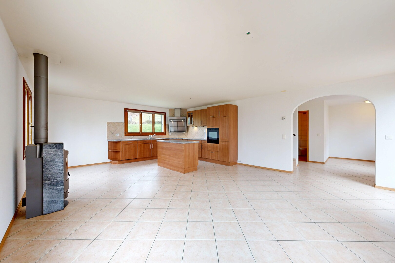 leerer raum mit light floor, gewölbte gehwege, gipskartonwand, drywall, und inside property