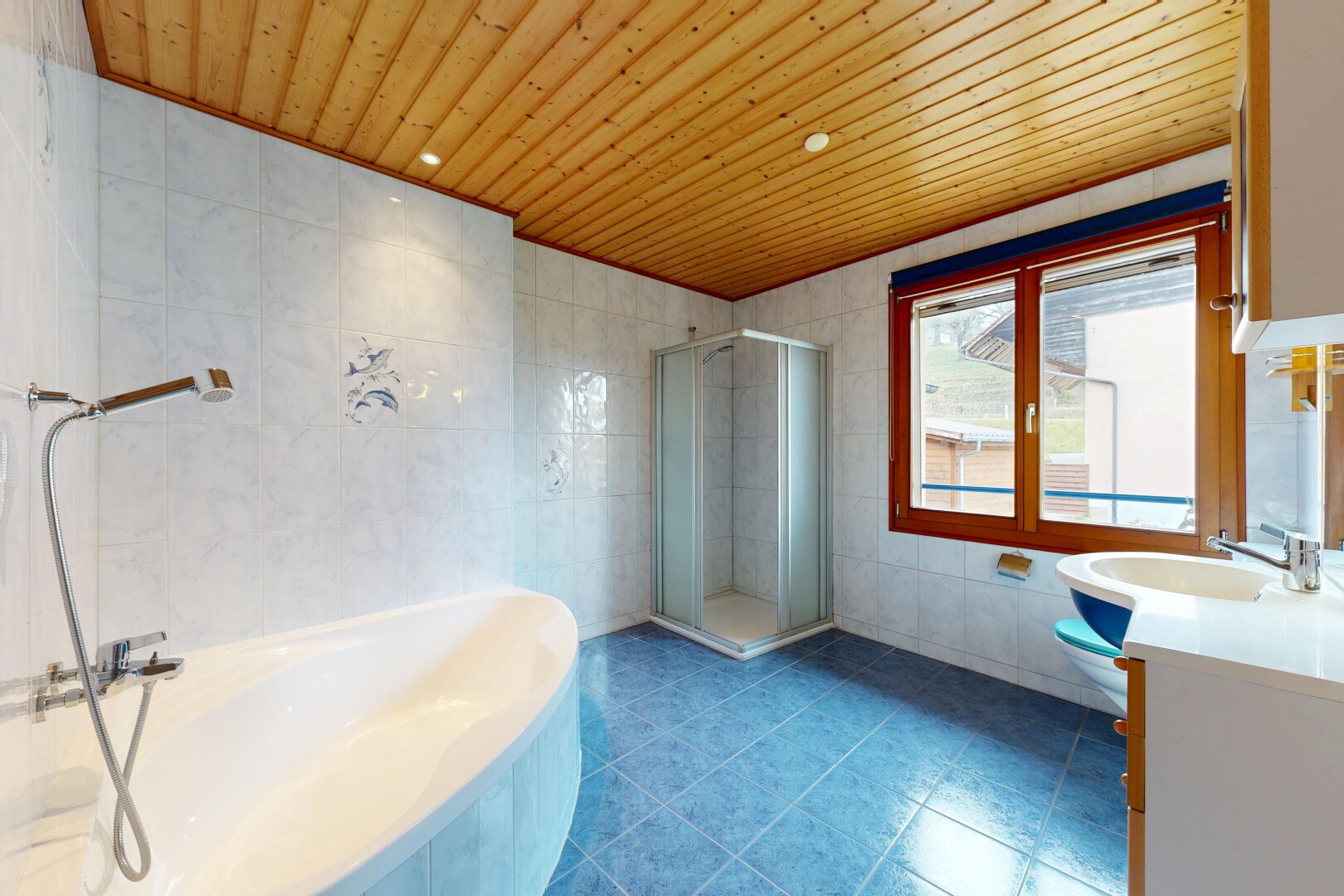 bad mit tile wall, fliesenwand, dusche, schminktisch, und komplettes badezimmer
