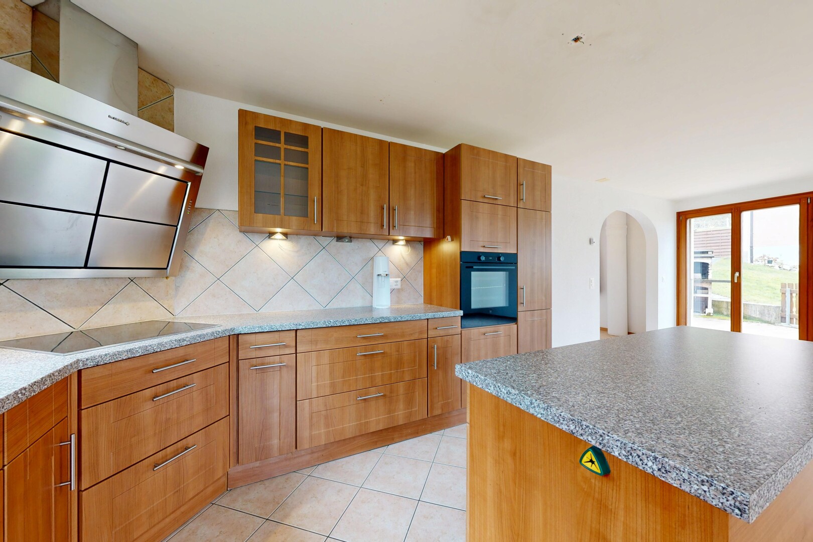 küche mit dunstabzugshaube, glass insert cabinets, schränke mit glastüren, gewölbte gehwege, und medium brown cabinets
