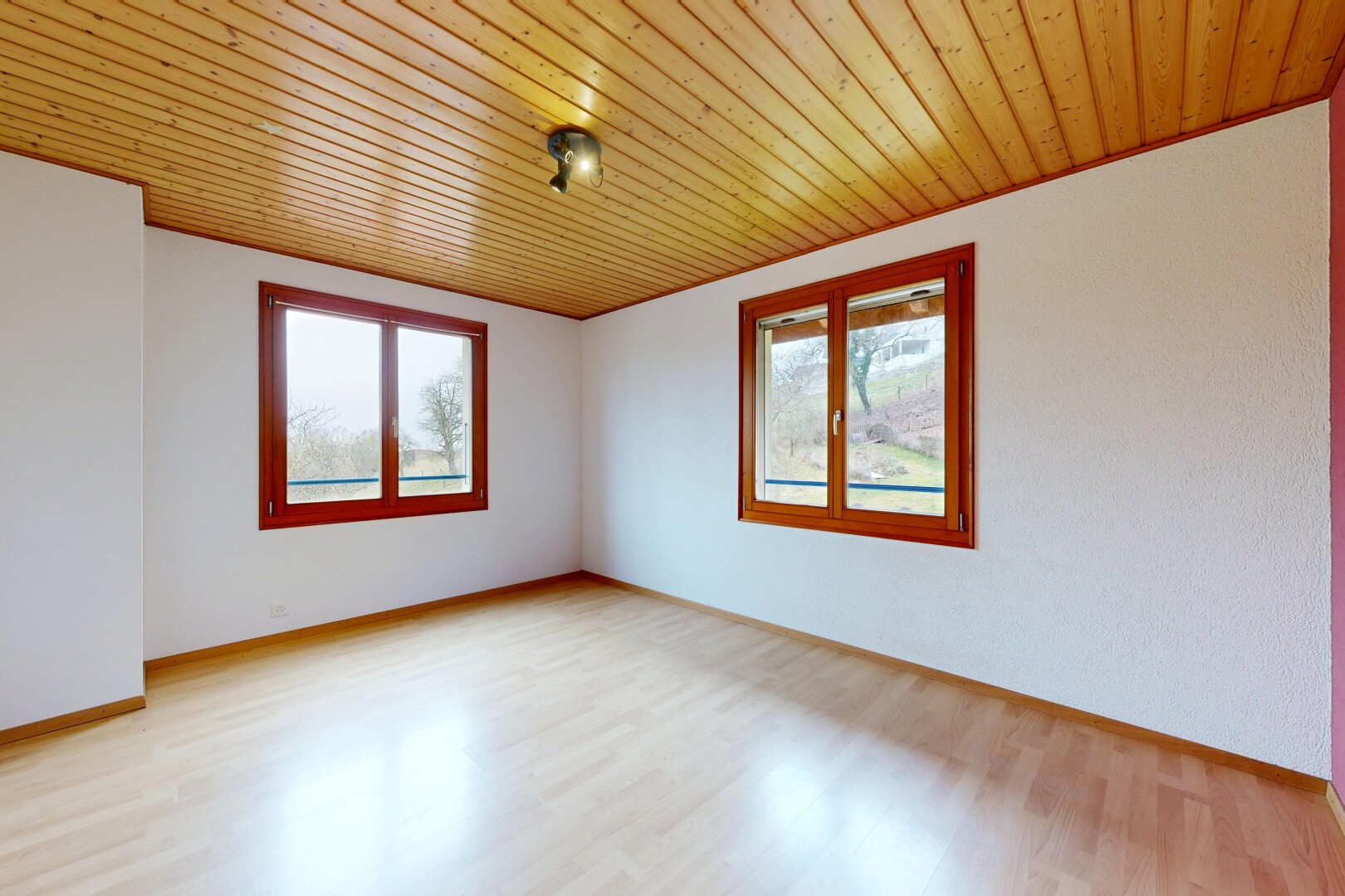 leerer raum mit natural light, natürliches licht, inside property, wood finish floor, und holzfußboden