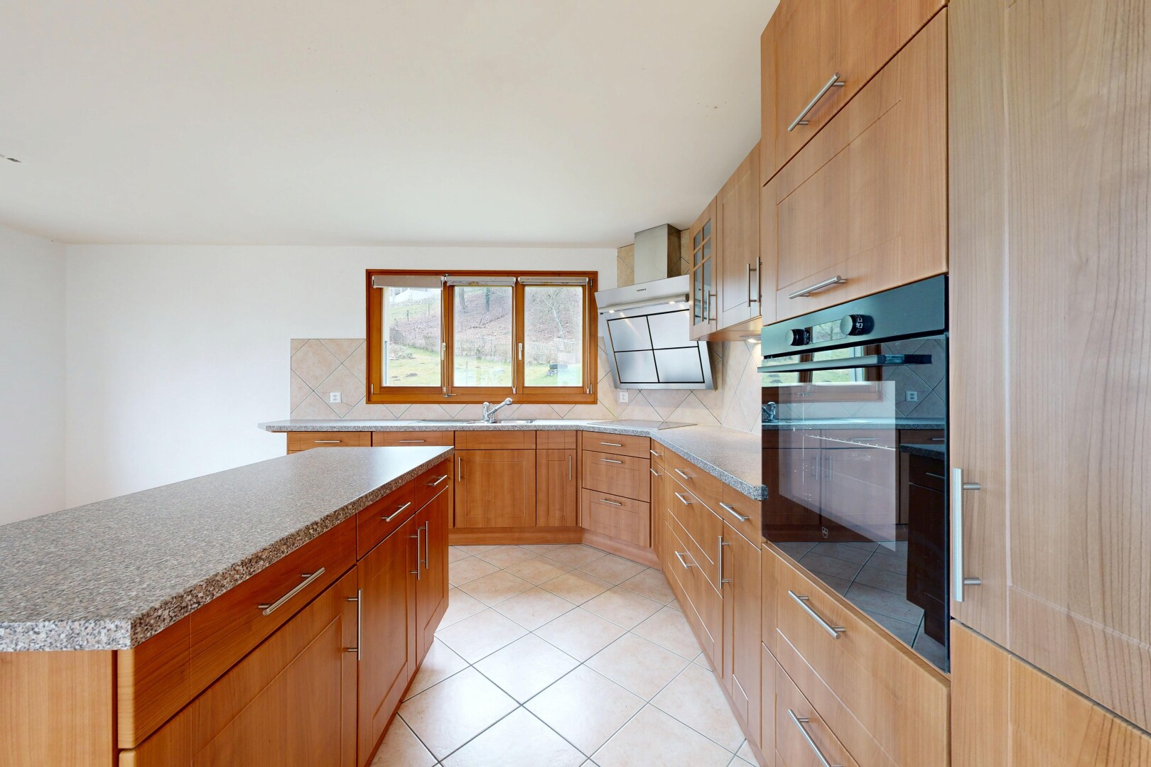 küche mit ofen, kitchen island, kücheninsel, light floor, und küchenrückwand beim Herd