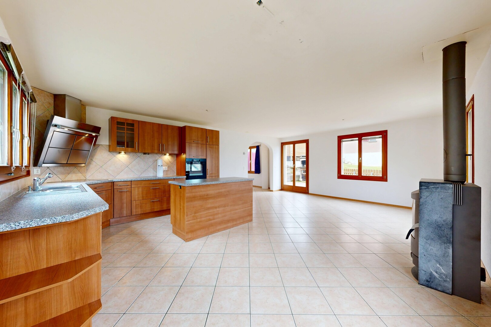 küche mit light floor, light countertops, drywall, gipskartonwand, und küchenrückwand beim Herd