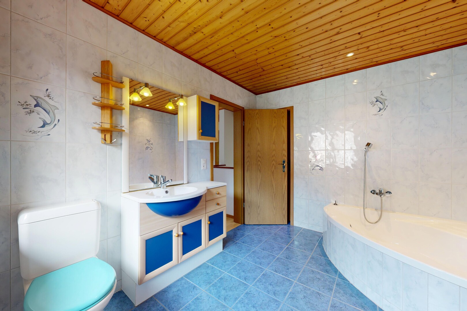 bad mit fliesenwand, tile wall, spiegel, komplettes badezimmer, und schminktisch