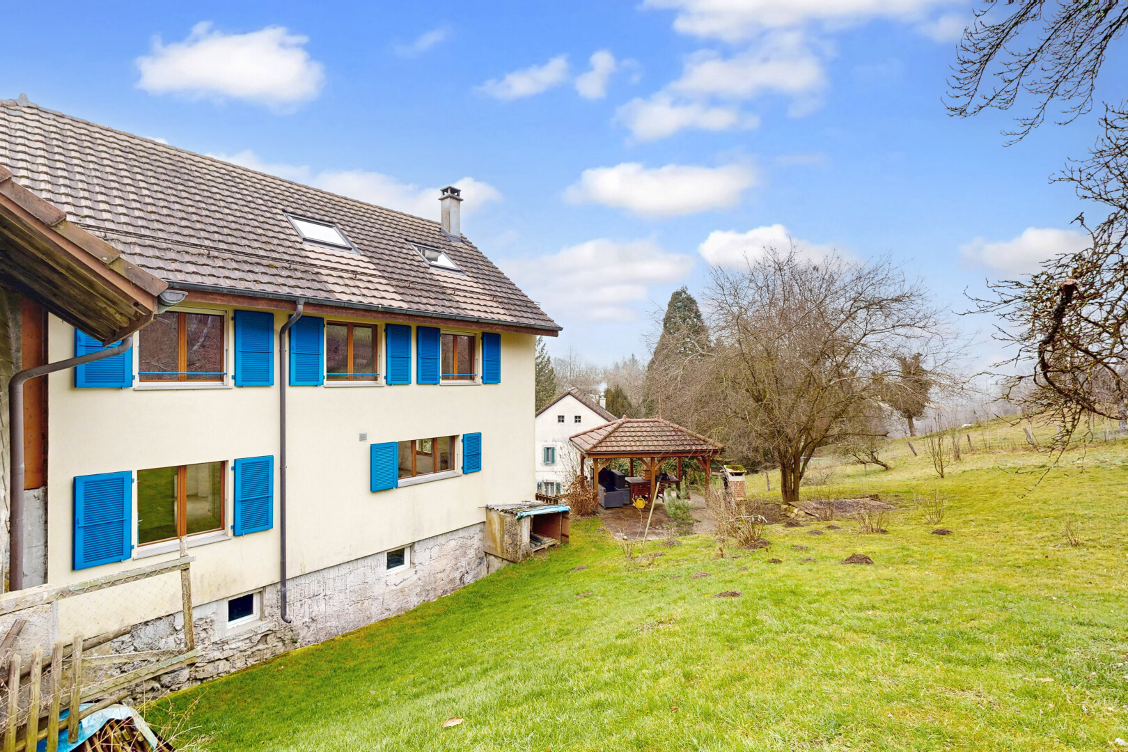 außenansicht mit rasen, pavillon, property visible, stuckverkleidung, und day time