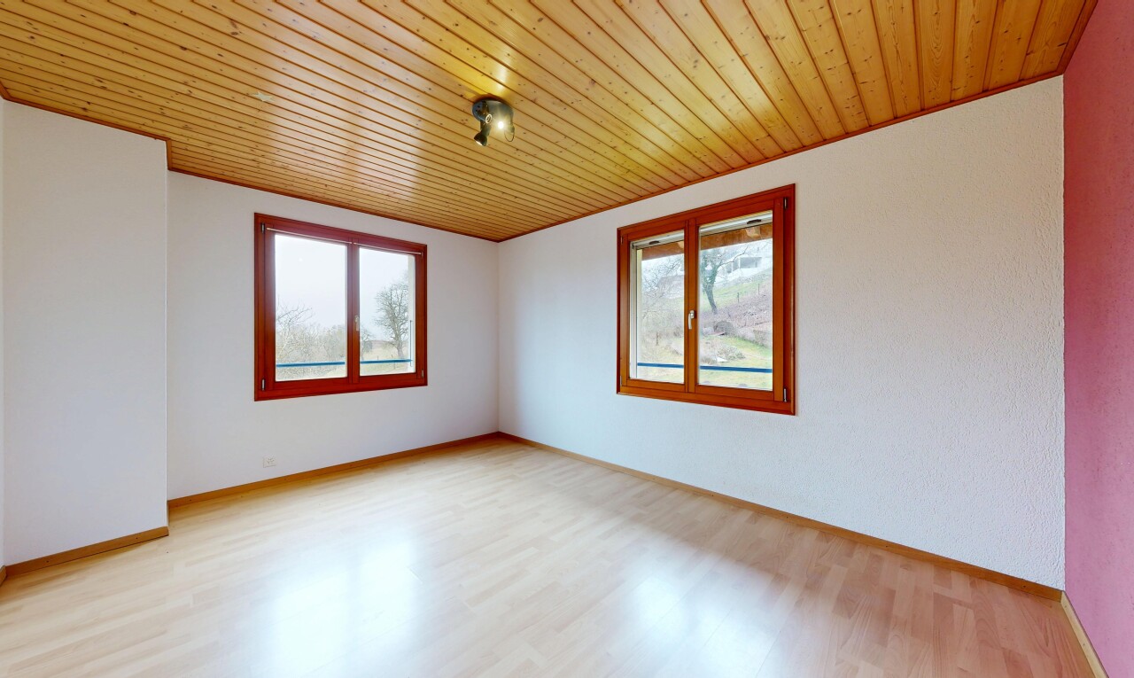 leerer raum mit natural light, natürliches licht, inside property, wood finish floor, und holzfußboden