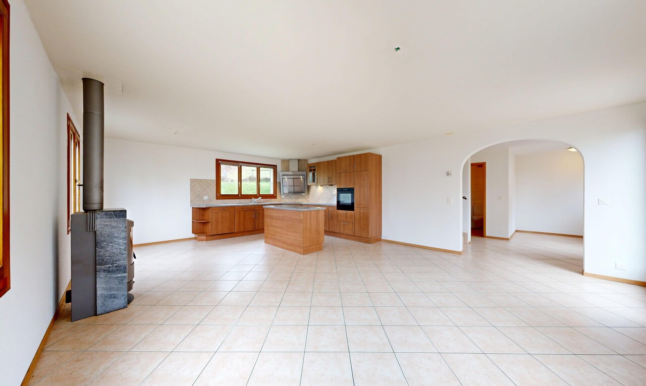 leerer raum mit light floor, gewölbte gehwege, gipskartonwand, drywall, und inside property