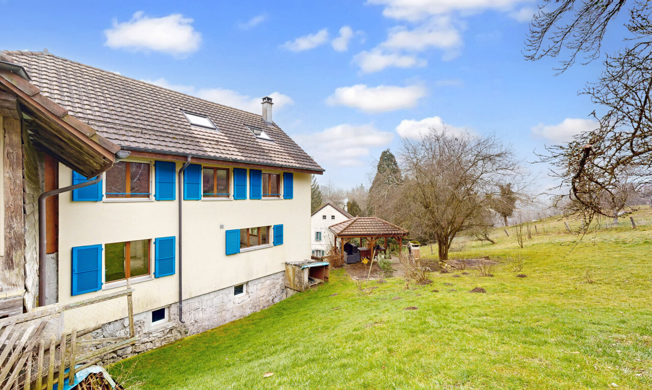 außenansicht mit rasen, pavillon, property visible, stuckverkleidung, und day time