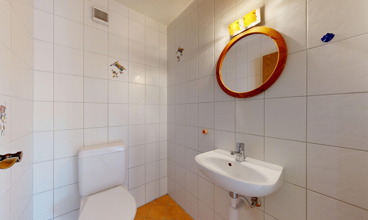 bad mit spiegel, tile wall, fliesenwand, toilette, und gäste-wc