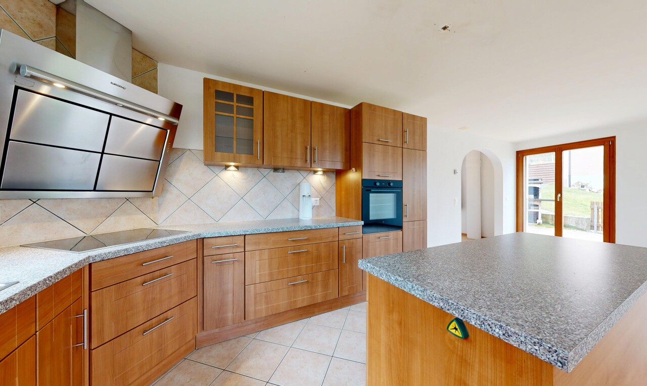 küche mit dunstabzugshaube, glass insert cabinets, schränke mit glastüren, gewölbte gehwege, und medium brown cabinets