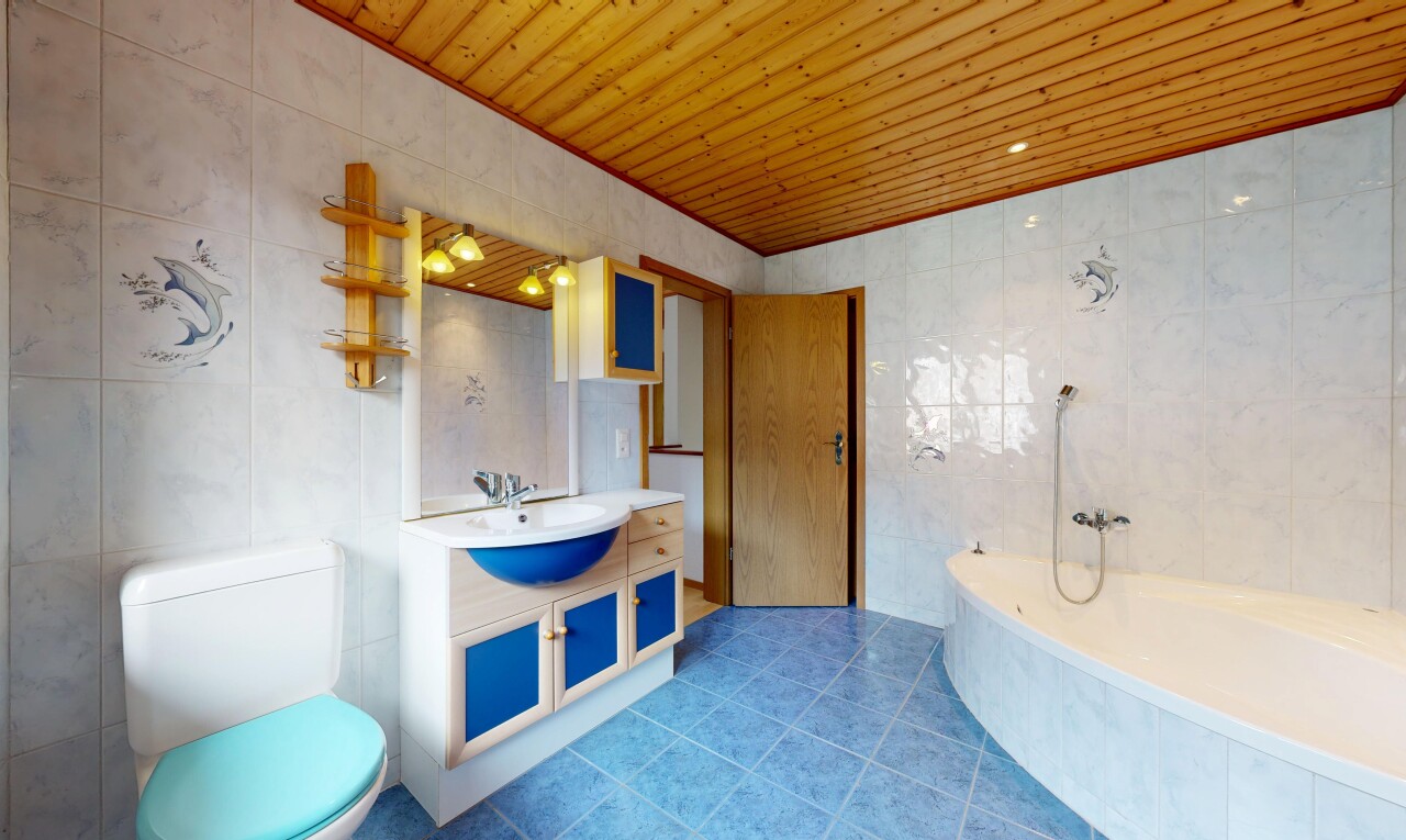 bad mit fliesenwand, tile wall, spiegel, komplettes badezimmer, und schminktisch