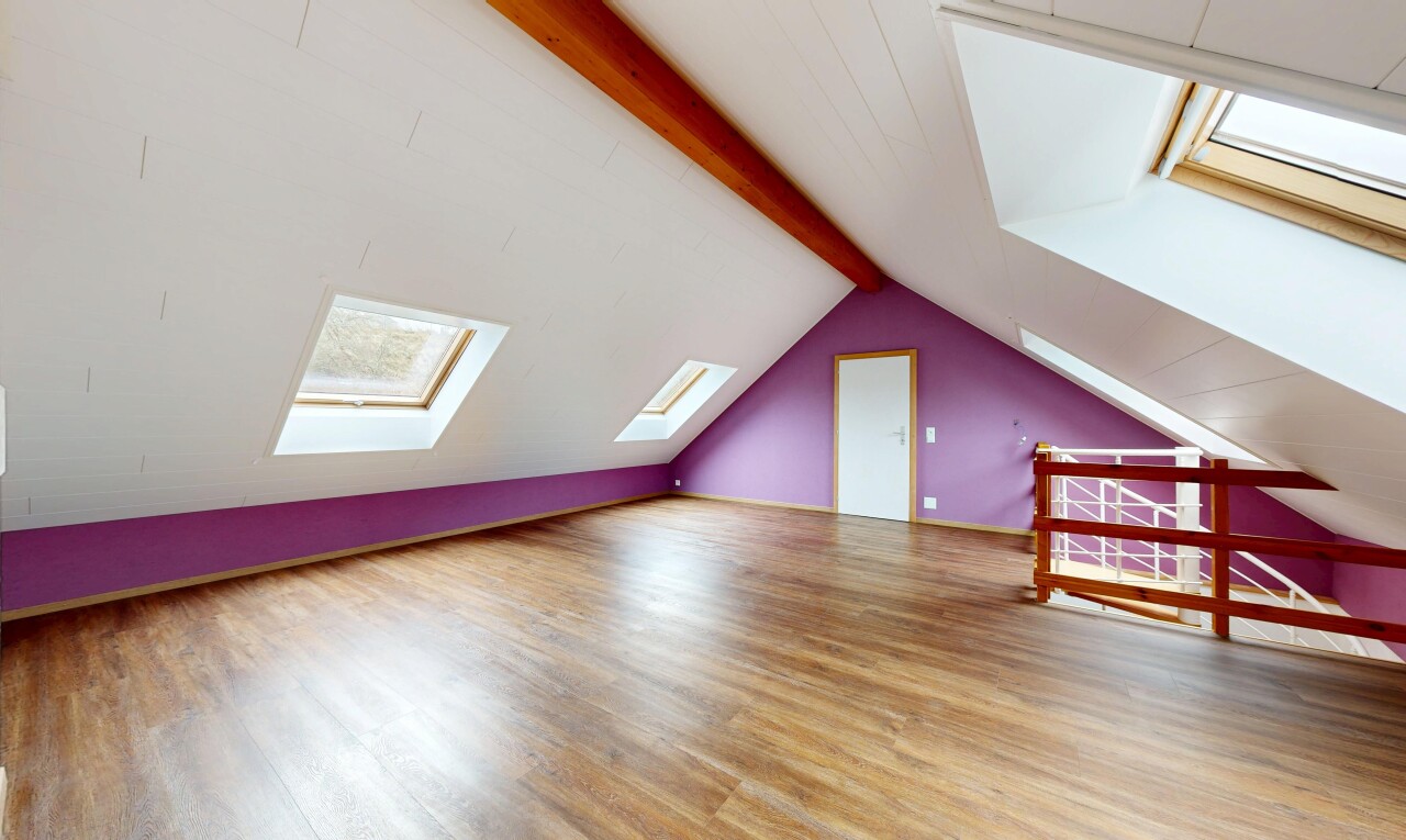 leerer raum mit dachfenster, beamed ceiling, balkendecke, wood finish floor, und holzfußboden