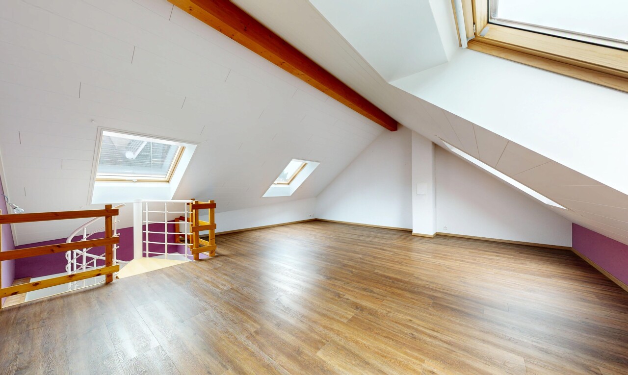 leerer raum mit beamed ceiling, balkendecke, inside property, low ceiling, und niedrige decke