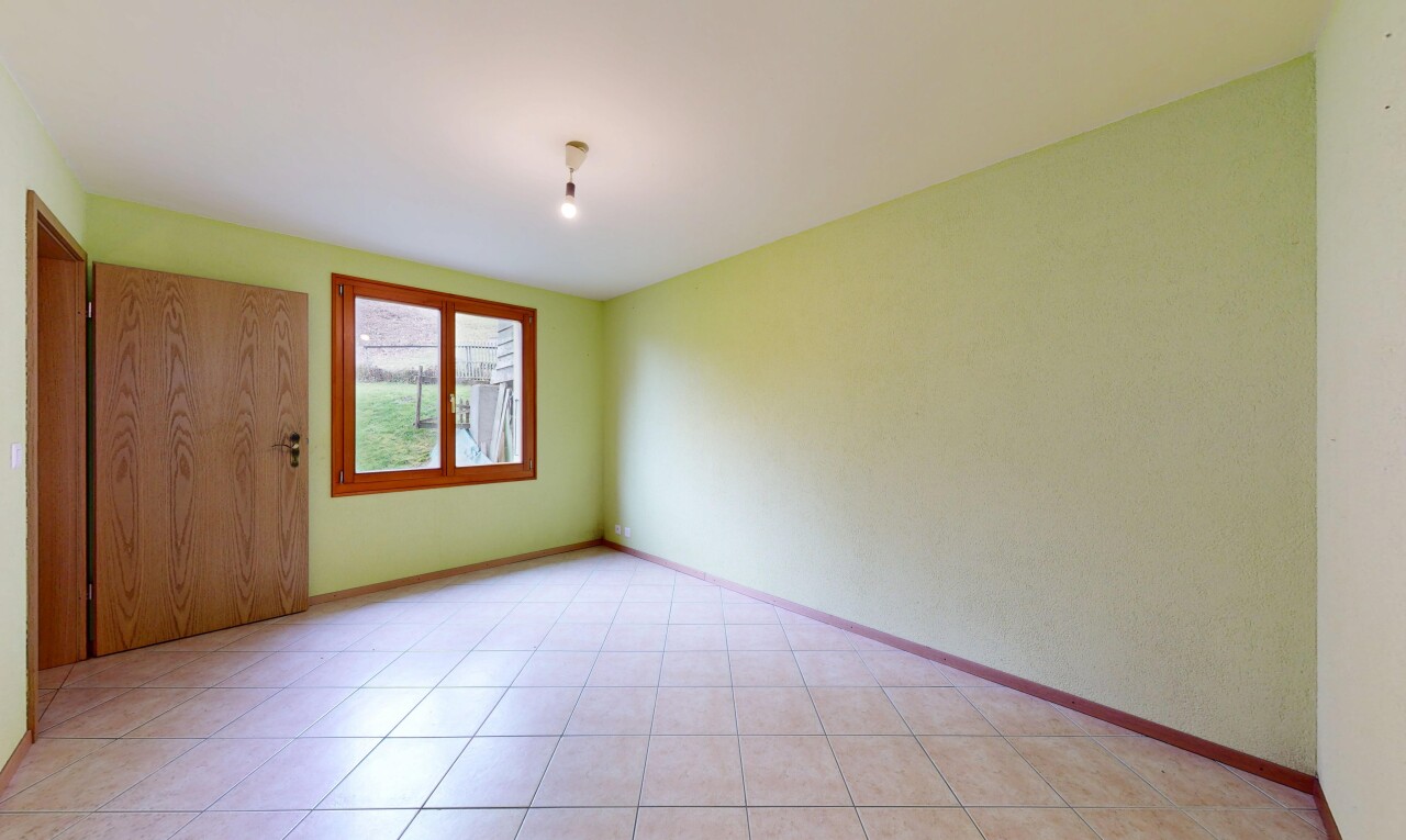 leerer raum mit natürliches licht, natural light, inside property, sockelleisten, und baseboards wall