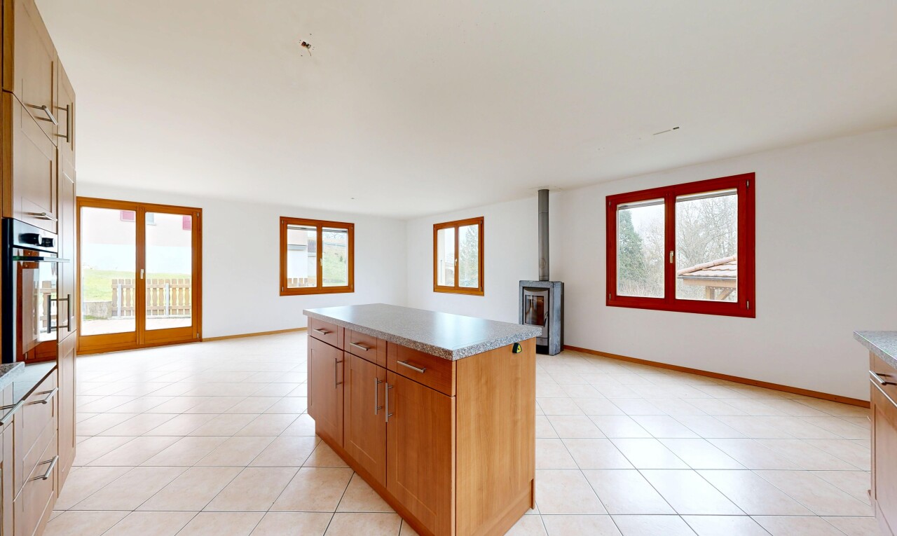 küche mit holzofen, medium brown cabinets, mittelbraune schränke, opens to living area, und öffnet sich zum wohnraum