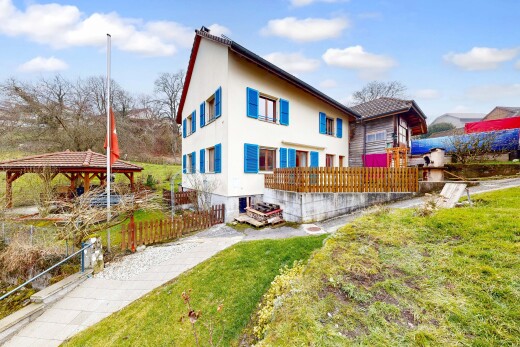 façade avec property visible, bardage en stuc, kiosque, et day time