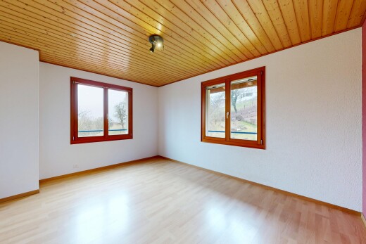 pièce vide avec natural light, lumière naturelle, inside property, wood finish floor, et sol en finition bois