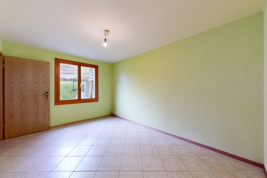 pièce vide avec lumière naturelle, natural light, inside property, plinthes murales, et baseboards wall