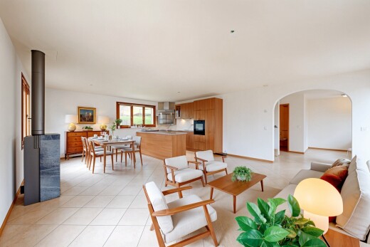 salon / salle à manger avec full kitchen, passages en arc, light floor, cloison sèche, et drywall