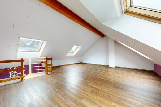 pièce vide avec beamed ceiling, plafond à poutres, inside property, low ceiling, et plafond bas