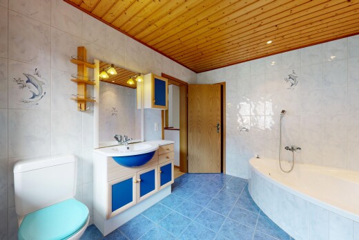 salle de bains avec mur en carrelage, tile wall, miroir, salle de bain complète, et lavabo (ou coiffeuse selon le contexte)