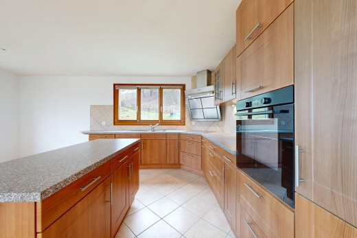 cuisine avec four, kitchen island, îlot de cuisine, light floor, et backsplash